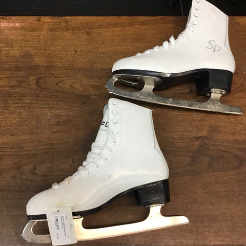 10 CCM Finesse Figure Skates